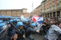 03.05.15 Bologna sfiducia Renzi: cariche e feriti alla festa del partito "democratico"