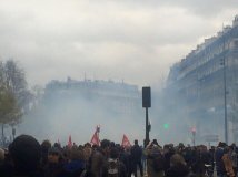 Parigi scende in piazza contro la COP21. Scontri e arresti.