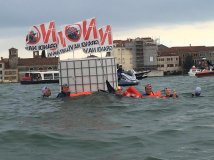 Venezia - Attivisti sommozzatori bloccano le Grandi Navi 