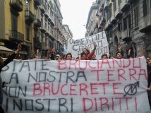 Napoli - State bruciando la nostra terra, non brucerete i nostri diritti