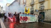 Benevento - Cariche e lacrimogeni in occasione del tour di Renzi per il SI