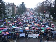 Reggio Emilia - 3000 studenti in piazza: non calpesterete più le nostre vite 