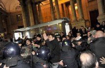 Napoli - Cariche contro gli studenti alla prima del San Carlo con i Ministri