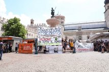 Contro greenwashing e vendita di armi. Manifestazione a Trento durante il Festival dell'Economia 2021