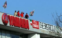 Yamaha, sesta notte sul tetto per gli operai