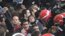 Paesi baschi - La polizia antisommossa arresta 8 ragazzi, dopo tre ore di resistenza del "muro di Donostia"
