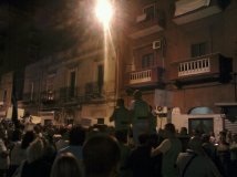 Taranto. 10mila persone invadono il quartiere tamburi. La cronaca