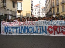 Napoli : Oltre 10.000 studenti in piazza. Mettiamoli in crisi !