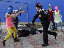 Pussy Riot frustate dai cosacchi a Sochi 
