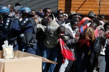 Francia - Migranti perseguitati  dalla polizia