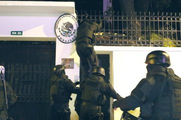 Irruzione militare nell’ambasciata messicana a Quito: si apre la crisi diplomatica tra Ecuador e Messico