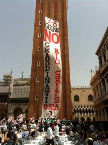 No grandi navi tutti a Venezia il 7 giugno alle ore 13.00: occupato il campanile di San Marco