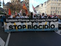 Bonn - Decine di migliaia di persone alla Climate March per Cop23