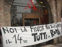 Padova - Noi la crisi non la paghiamo! Cariche e occupazione della Mondadori