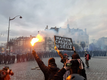 Francia bloccata e tre milioni in piazza: Macron alle strette sulla riforma delle pensioni