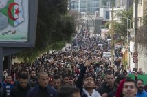 Gli algerini rifiutano le elezioni e continuano la mobilitazione