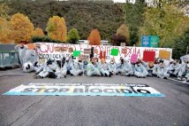 Vicenza (Italy) - Climate Defense Units blocked Miteni factory. Riot squad’s intervention to take away activists.