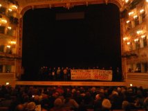Venezia - Studenti intervengono dal palco del Teatro la Fenice