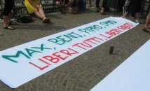 Padova - Tensione davanti al Tribunale. I manifestanti vogliono attaccare due striscioni, partono le manganellate