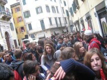 Verona. Verso il 16 ottobre: corteo studentesco con azione simbolica contro una banca. La polizia ferma 6 studenti