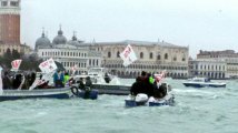 I movimenti contro le grandi opere assediano il vertice Renzi-Hollande. Battaglia navale a Venezia