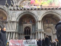 «Erdogan not Welcome!». Occupied the roof of Saint Mark Cathedral in Venice