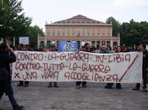 Reggio Emilia - Contestato il ministro Frattini: Contro tutte le guerre per una vera accoglienza!