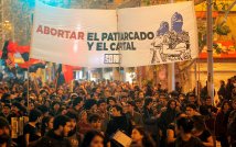Le organizzazioni femministe cilene contro le aggressioni in cui sono state accoltellate tre manifestanti