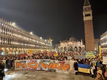 In cinquemila a Venezia: "Contro Putin, contro la NATO, disertiamo la guerra". 