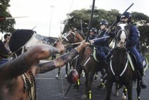 Brasile - Archi e frecce. La storia di una lotta impari