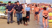 polizia in spiaggia 