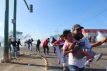 La polizia del Chiapas attacca i genitori dei 43 desaparecidos di Ayotzinapa 