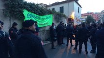 Roma - La polizia irrompe all'interno del centro Baobab