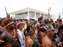 I popoli indigeni brasiliani pugnalati alle spalle