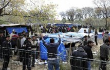 Calais - la polizia smantella il campo dei migranti