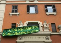Roma 12 dicembre 2011 - Bloccato il tentativo di sgombero dell' Ex-Cinema Palazzo