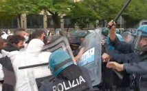 Milano - Rise Up 4 Climate Justice blocca la Pre-Cop e viene caricato. Bloccata l'auto del ministro Cingolani