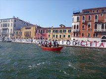 «Niente può essere come prima!». Venezia Fu-Turistica è l’abbraccio di migliaia di persone alla Laguna