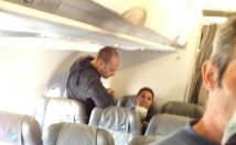 Tunisino espulso imbavagliato in aereo - Dalla Diaz al volo Italia-Tunisi: la banalità del male, ieri e oggi
