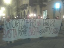 Vercelli - centinaia di fiaccole hanno sostenuto le famiglie di Via Torricelli 3