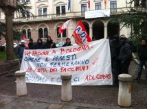 Padova - Presidio di Adl Cobas in solidarietà con i lavoratori di Bologna  