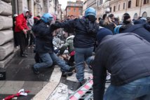 La polizia carica a freddo la manifestazione della rete  romana contro la crisi 