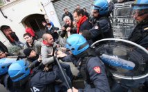 Reggio Emilia - Cariche e arresti a Brescia sotto la Gru. Presidio di solidarietà in P.zza Prampolini