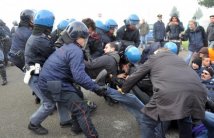 Piacenza - La polizia carica i lavoratori che bloccano l'ingresso dell'area IKEA