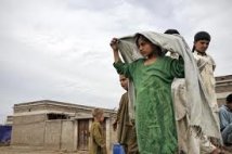 Pakistan - Tra i voli dei droni e gli attacchi talebani, in migliaia cercano di sfuggire ai danni delle inondazioni