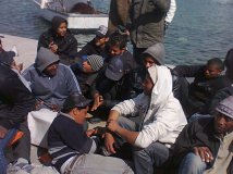Foto migranti al porto di Lampedusa