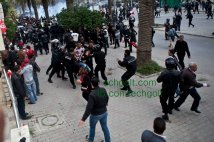 Tunisi 9 aprile 2012: Zone e bandiere rosso sangue