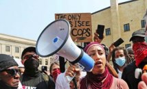 Stati Uniti: ancora una protesta di massa dopo l'ennesimo episodio di violenza poliziesca