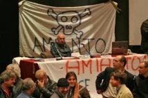 Genova - Irruzione dei lavoratori dell'amianto al teatro Carlo Felice