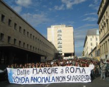 Foto striscione Onda Marche - Roma 14 novembre